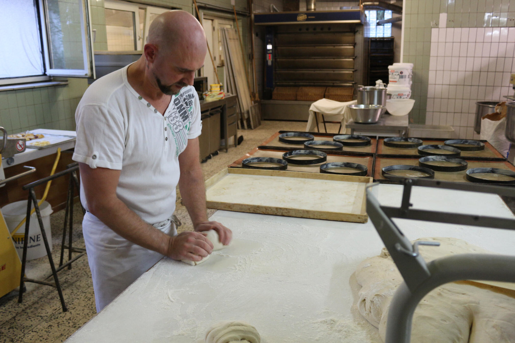 Handarbeit in der Brotbäckerei Ingo Lauten